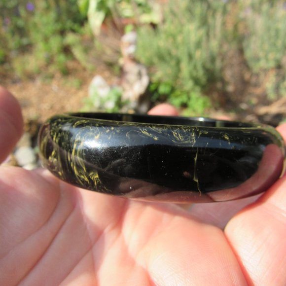 Rare Black and Yellow Marbled Bakelite Bangle - Picture 5 of 7
